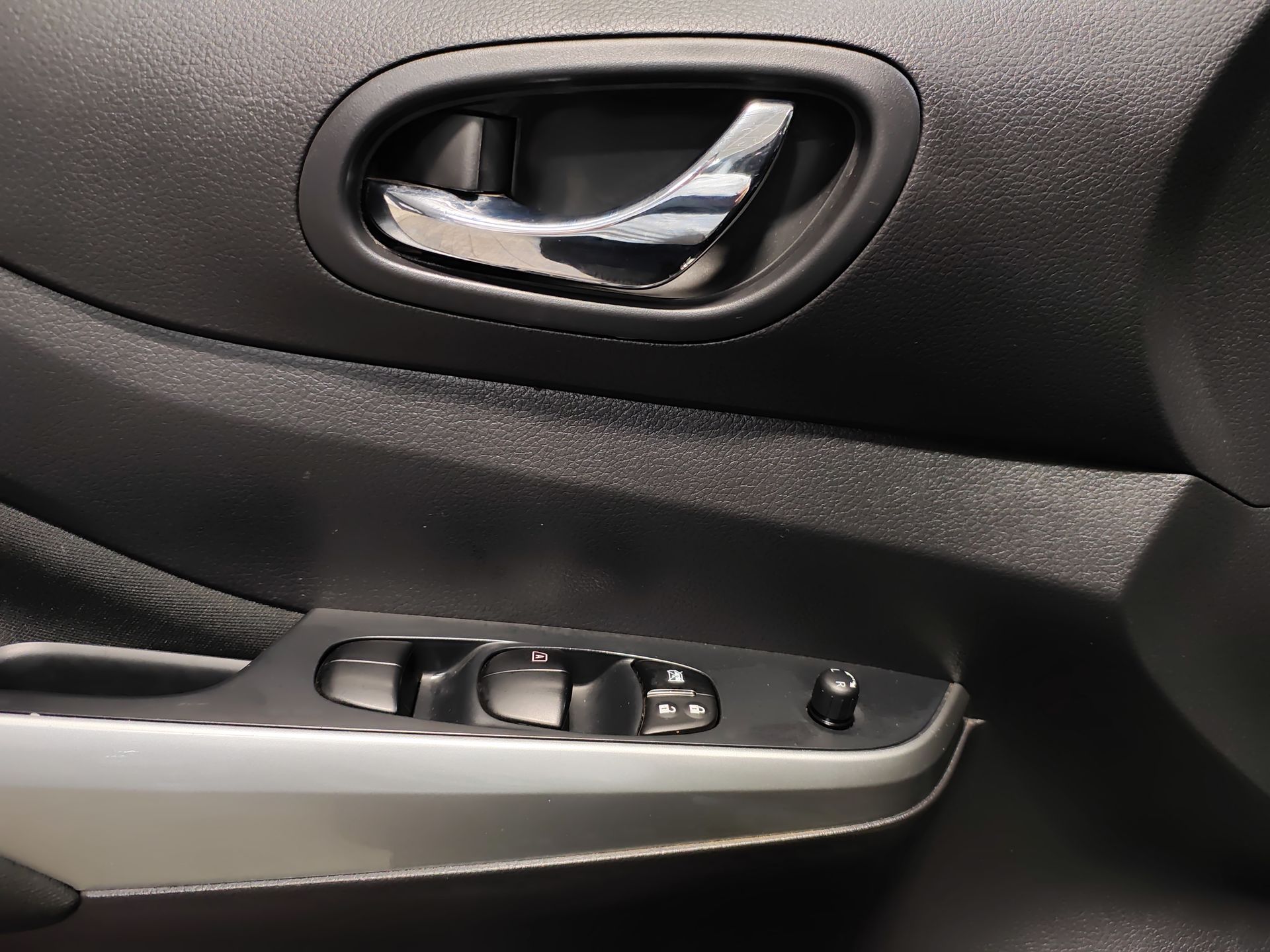 2024 Nissan FRONTIER FRONTIER LE TM 24