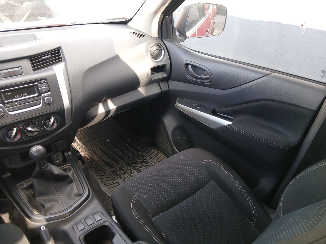 2020 Nissan NP300 DOBLE CABINA DOBLE CABINA SE TM AC PAQ SEG 6VEL