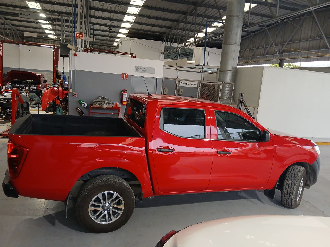 2020 Nissan NP300 DOBLE CABINA DOBLE CABINA SE TM AC PAQ SEG 6VEL