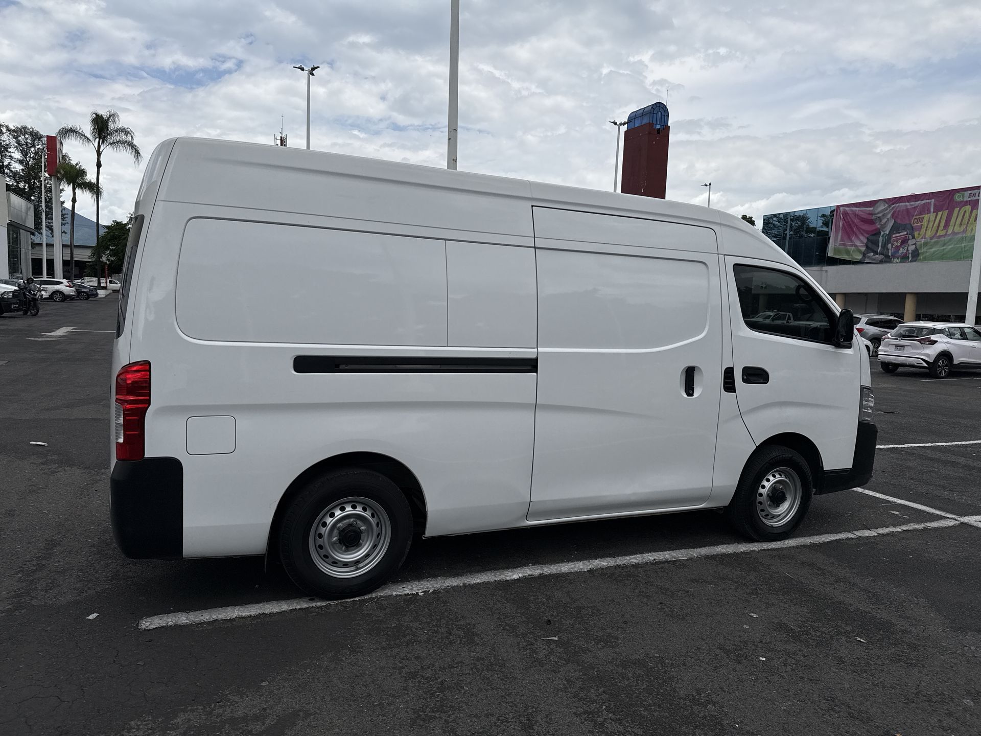2023 Nissan NV350 URVAN PANEL AMPLIA AA 23